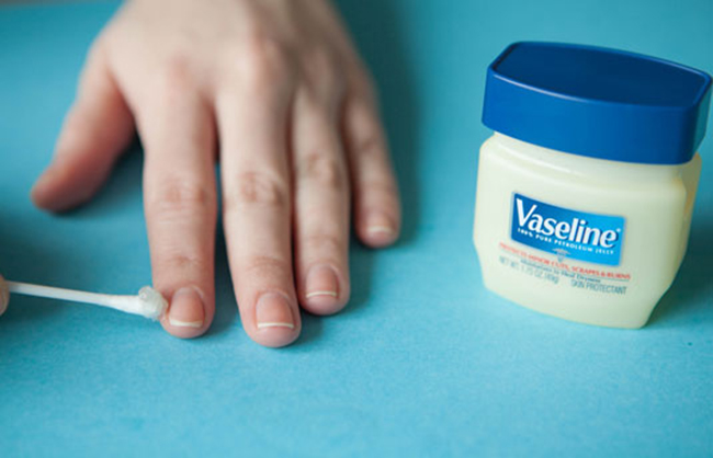  Vaseline giúp móng tay mềm, dẻo dai, đồng thời ngăn ngừa tình trạng khô nứt hiệu quả - Ảnh: Internet