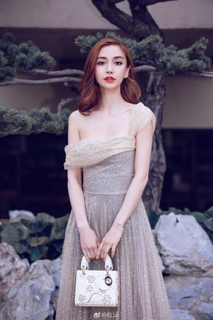 Angela Baby khoe vai trần với thiết kế váy kiểu dáng công chúa lấp lánh ((Ảnh: Weibo @ELLE)