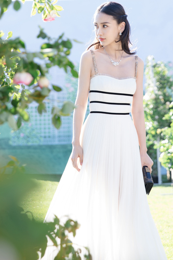 Vẻ đẹp lộng lẫy không ai sánh bằng trong chiếc váy trắng tinh khôi của minh tinh điện ảnh nổi tiếng Hoa Ngữ.
