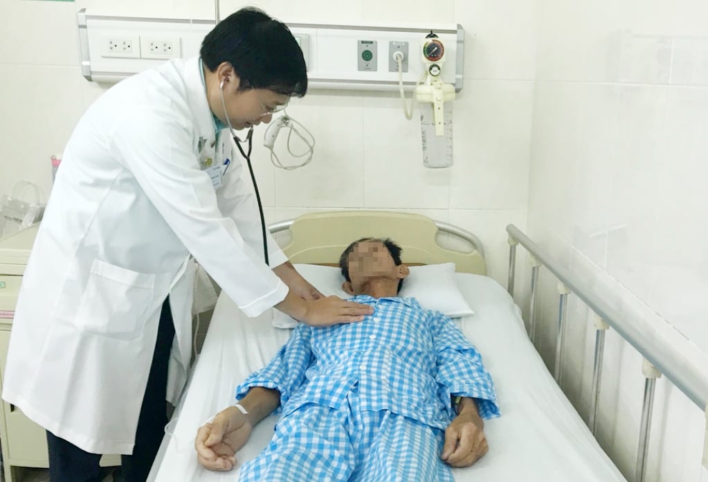  Bác sĩ Nguyễn Ngọc Thao kiểm tra tình trạng sức khỏe bệnh nhân - Ảnh: BVCC