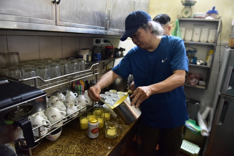  Sau thành công với thương hiệu café trứng, ông Nguyễn Trí Hòa lại tất bật với công việc pha thức uống từ trứng để thương hiệu Café Giảng không bị mai một.