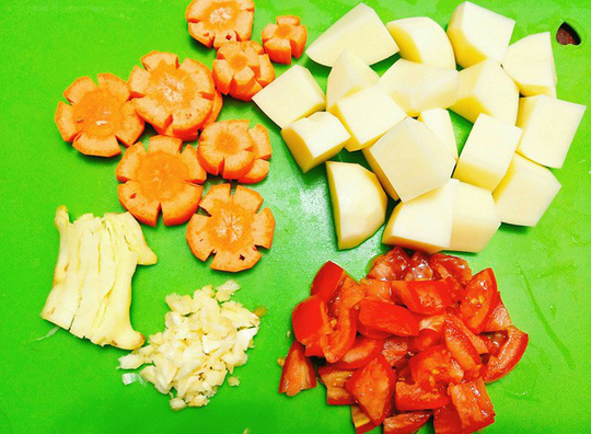  Nếu các bạn thích thì có thể thêm một ít cà rốt, khoai tây vào đun cùng để món bò sốt vang đỡ ngấy, ngán và nước dùng được ngọt hơn. Nhưng các bạn nhớ phải bổ khoai tây và cà rốt thành miếng to 1 chút để tránh bị nát trong quá trình ninh.