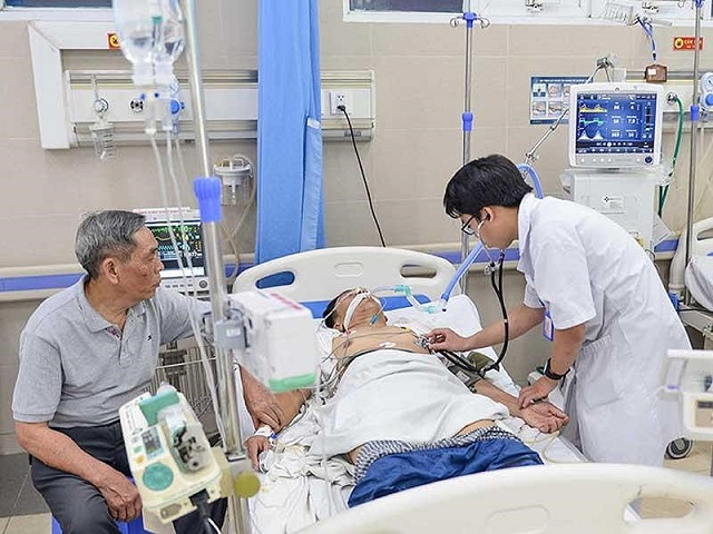  Cấp cứu cho bệnh nhân trong những ngày nắng nóng tại Bệnh viện Thanh Nhàn. Ảnh: Linh Giang