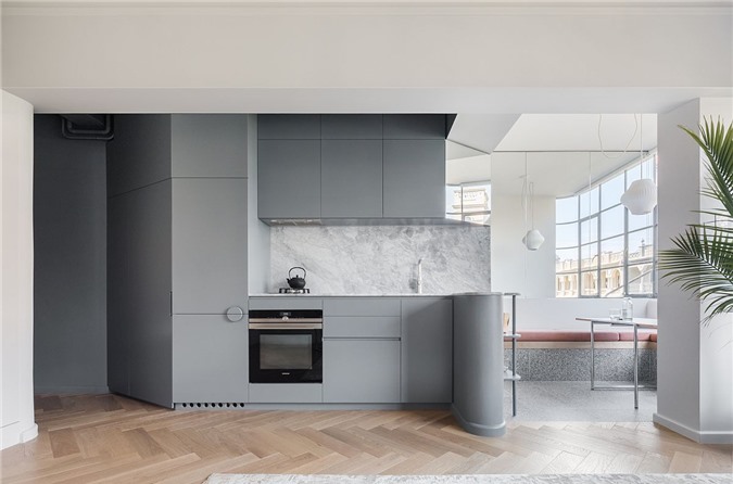  Nhà bếp hiện đại màu xám với sàn gỗ cho căn hộ nhỏ xinh.