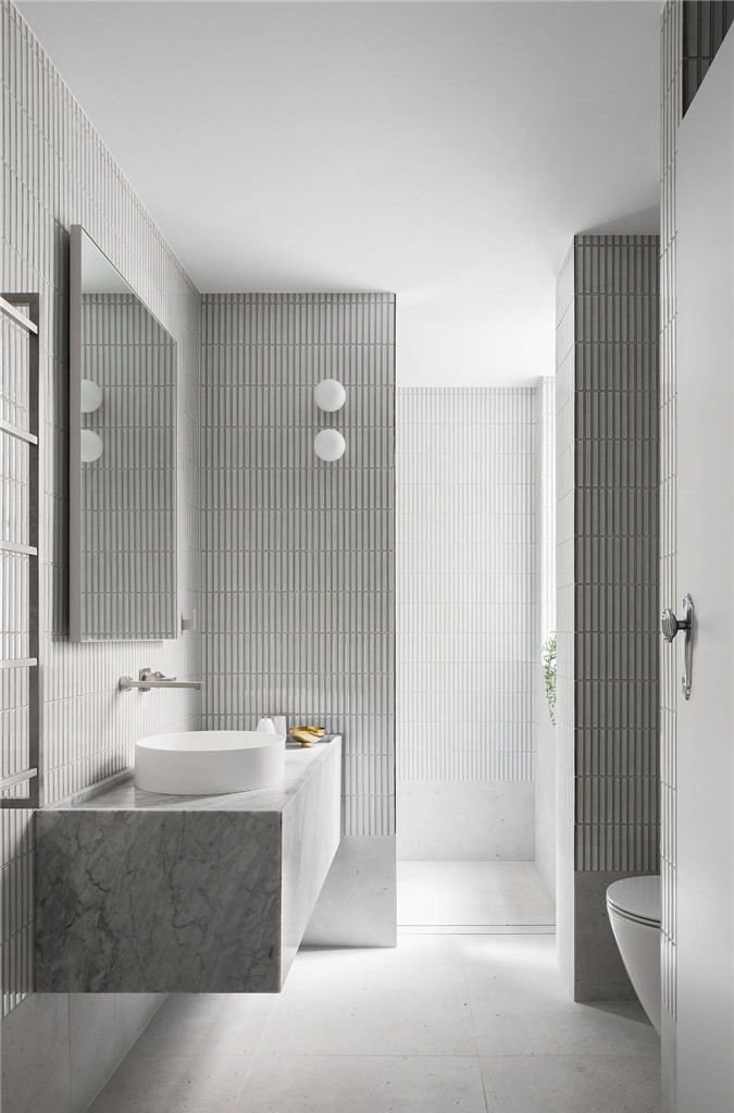  Phòng tắm màu xám và trắng với ánh sáng tự nhiên rộng rãi.