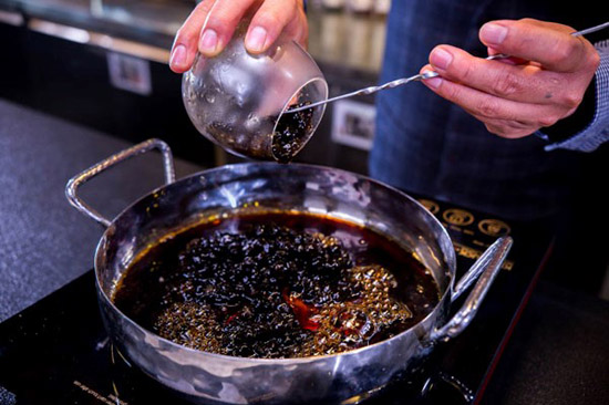 Ngâm trân châu trong syrup đường đen