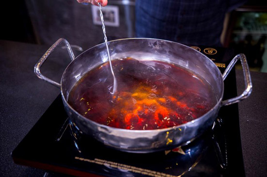 Syrup trân châu đường đen có màu nâu cánh gián