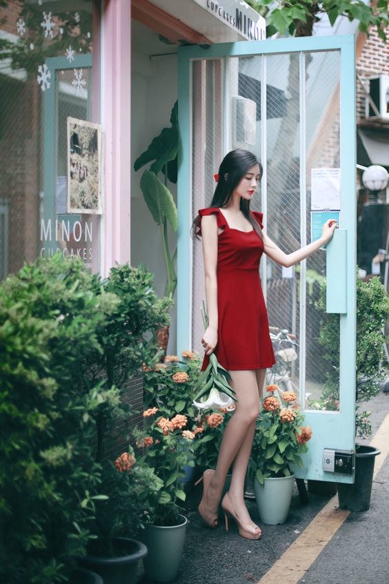  Nếu bạn chọn một chiếc váy màu đỏ sẽ có sự quyến rũ tuyệt vời - Ảnh: Internet