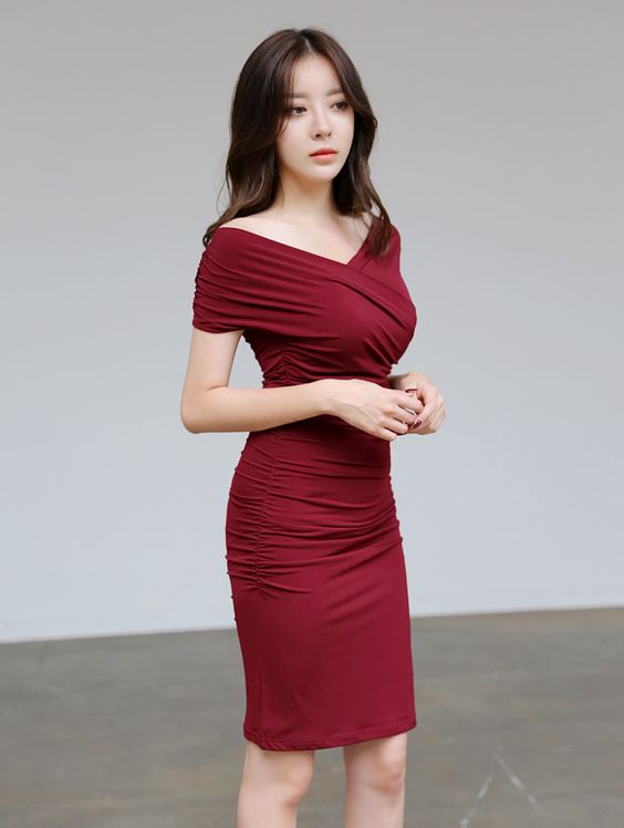  Bạn cũng có thể chọn những chiếc váy body màu đỏ vừa quyến rũ vừa nổi bật - Ảnh: Internet