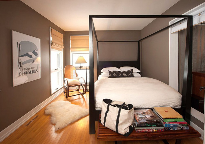  Giường ngủ được thiết kế đơn giản với nệm trắng cùng tông màu với tường.