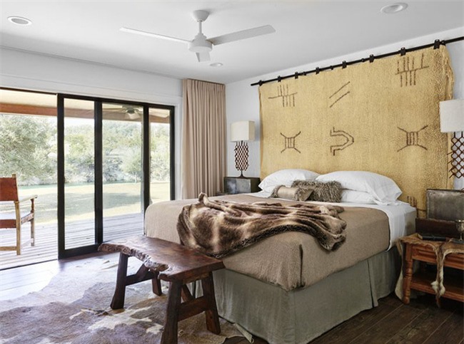  Những tấm vải theo phong cách du mục, bohemian cỡ lớn cũng được rất nhiều người dùng để trang trí khu vực đầu giường.