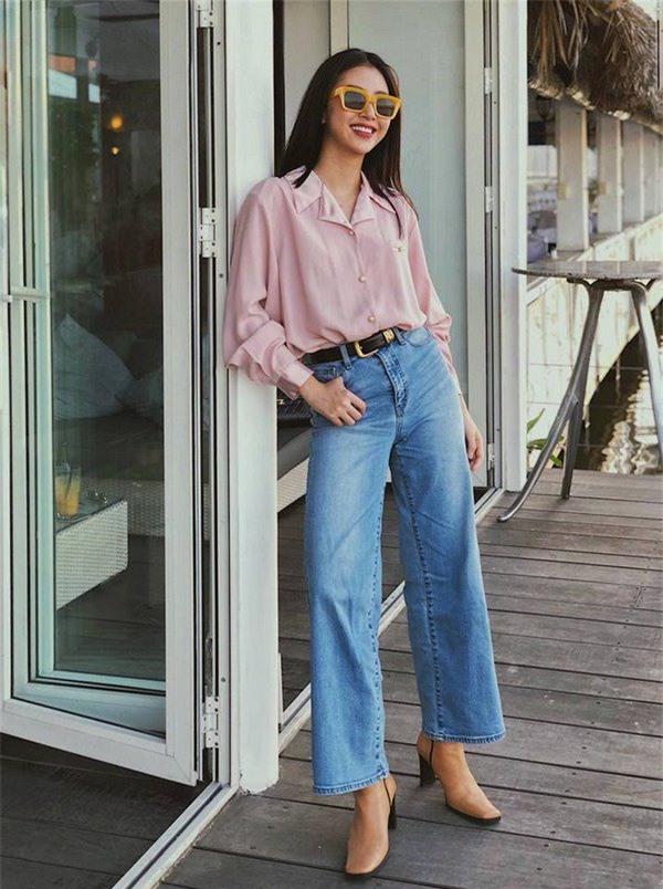  Quỳnh Anh Shyn ghi điểm mạnh mẽ với set đồ gồm áo sơ mi màu hồng pastel và quần jeans cạp cao cùng điểm nhấn là kính râm cá tính, thắt lưng to bản.