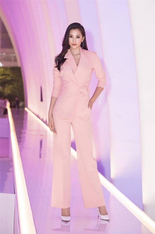  Hoa hậu Tiểu Vy khẳng định phong độthời trangngời ngời bằng set đồ suit màu hồng pastel.
