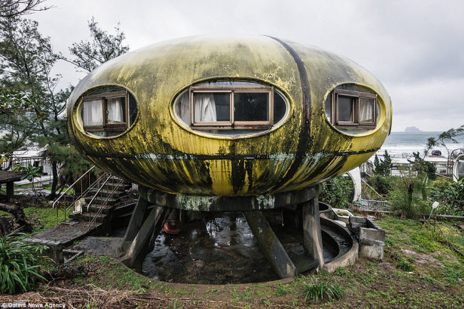  Trong khi một số ngôi nhà UFO vẫn có cư dân sinh sống, nhiều công trình bị bỏ hoang suốt hàng chục năm.