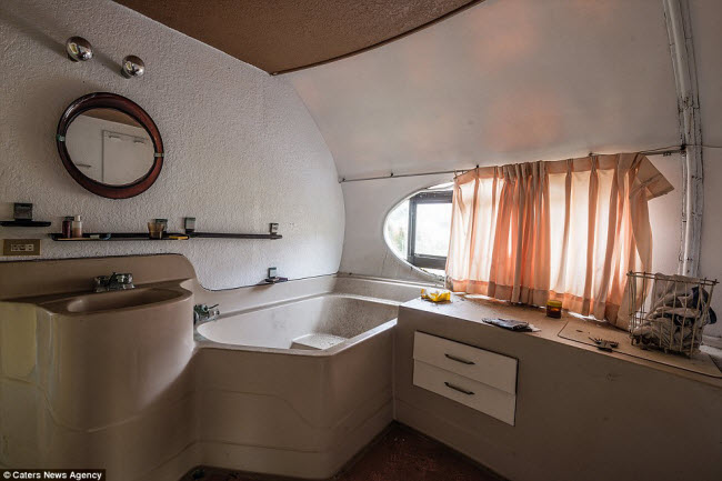  Ngay cả phòng tắm cũng được thiết kế theo phong cách “viễn tưởng” với bồn tắm nhìn ra cửa sổ.