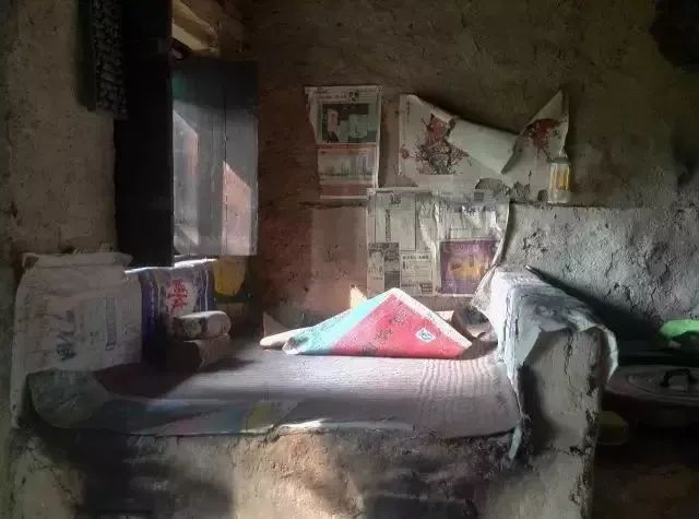 Khu vực giường ngủ trước khi cải tạo.