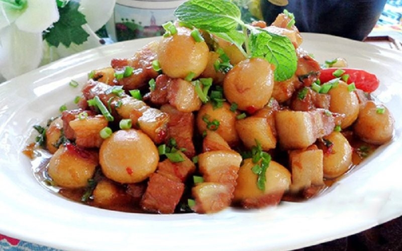  Món thịt lợn kho trứng cút là món ăn được yêu thích trong mâm cơm gia đình Việt (Ảnh: Cooky)