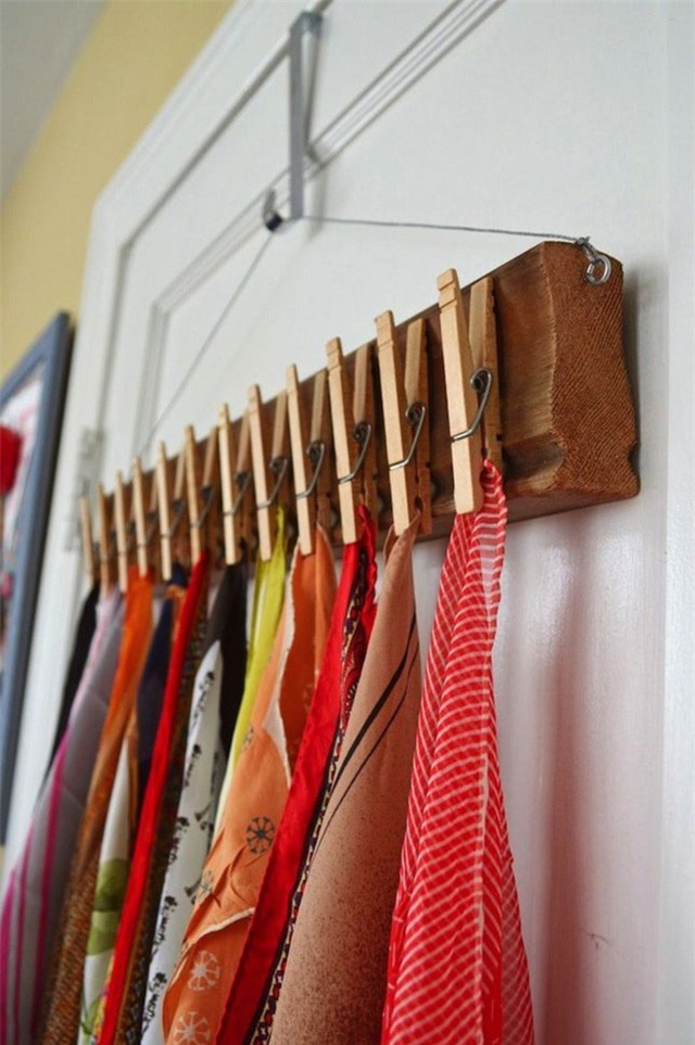  Các móc treo nhỏ cố định trên khung chính là vật dụng lưu trữ các loại khăn tuyệt vời để giảm tải cho tủ quần áo của bạn.