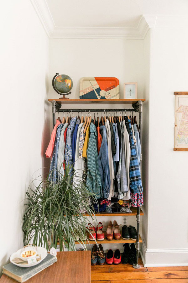  Một góc phòng nhỏ có thể được tiết kiệm để lưu trữ quần áo nhờ thiết kế tủ mở nhẹ nhàng và gọn gàng này.