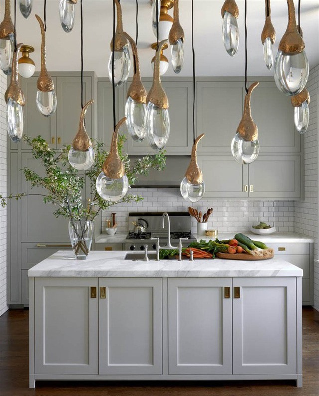  Sử dụng màu xám sáng và có sự hỗ trợ của gạch ốp màu trắng đã mang đến một không gian tươi sáng, hiện đại cho căn bếp nhỏ của gia đình.