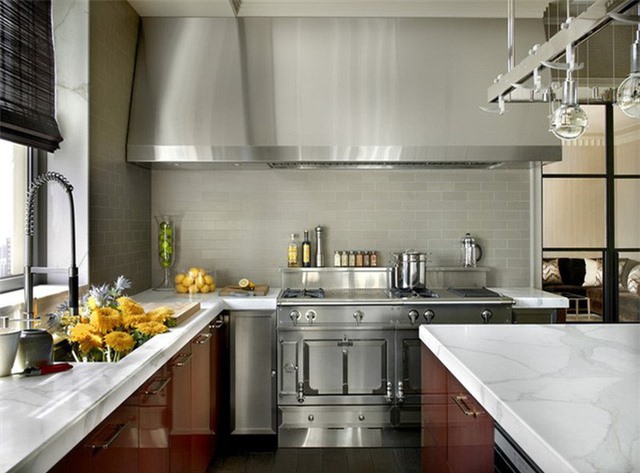  Căn bếp gia đình mang đến cảm giác hiện đại với sự xuất hiện của các thiết bị nhà bếp làm từ chất liệu thép không gỉ.