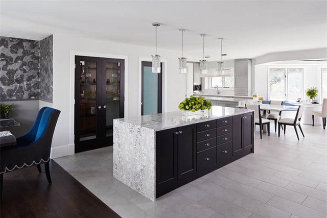  Những mảng màu đen được đan xen trong không gian căn bếp gia đình để tạo ra điểm nhấn ấn tượng.