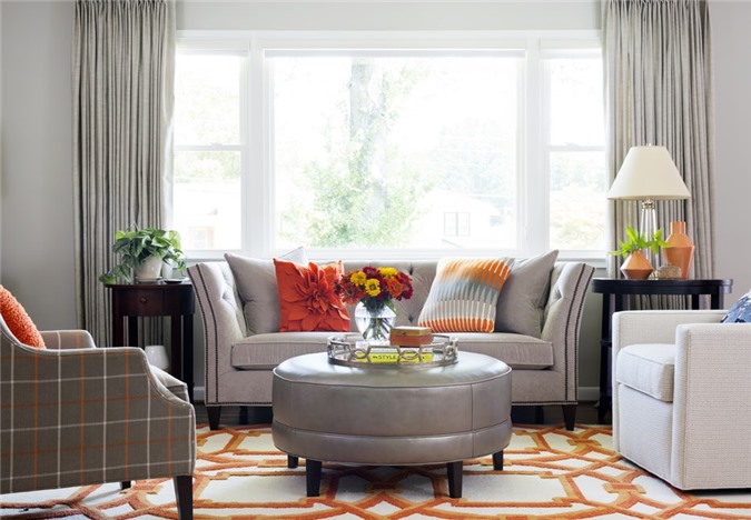  Cách kết hợp sắc cam khéo léo với gam màu xám giúp mang đến một căn phòng khách hiện đại và rất tinh tế.