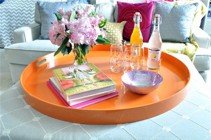  Khay để đồ với sắc cam tươi vô cùng nổi bật trên chiếc bàn trà nhỏ phòng khách.
