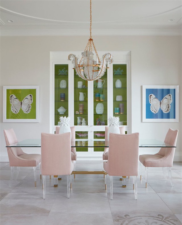  Bộ ghế ngồi mang sắc hồng phấn nhẹ nhàng góp phần không nhỏ tạo nên nét lôi cuốn của căn phòng.
