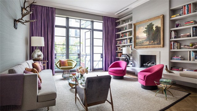  Bộ ghế sofa đơn được chủ nhân khéo léo lựa chọn để tạo điểm nhấn đầy sức sống cho căn phòng khách.