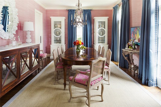  Căn phòng ăn của gia đình trông đầy thu hút với gam mà hồng nhẹ nhàng, nữ tính.