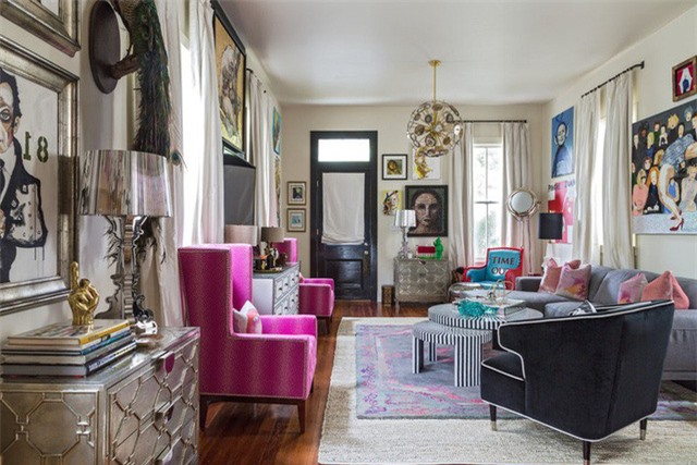  Chiếc ghế sofa đơn với sắc hồng rực rỡ tạo nên một điểm nhấn đầy ấn tượng cho căn phòng.