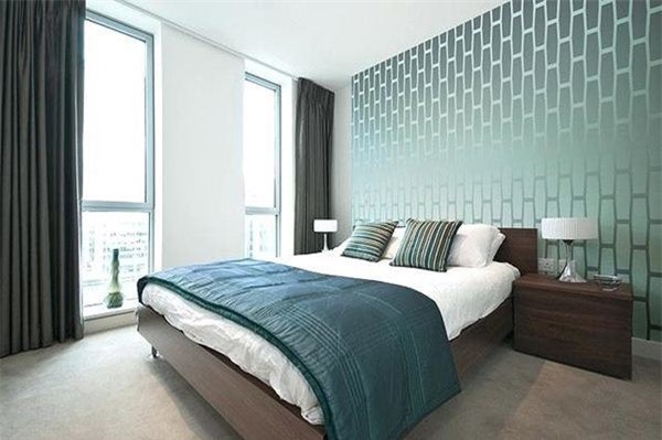  Bạn có thể biến tấu phòng ngủ với các mẫu giấy dán tường có hoạt tiết tinh tế hoặc hình học đặc trưng.