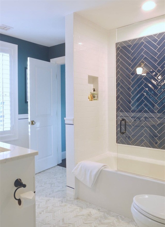  Xanh lam và trắng thường xuyên được sử dụng kết hợp khi thiết kế phòng tắm nhằm mang đến hiệu quả ấn tượng và nét hiện đại cho căn phòng.