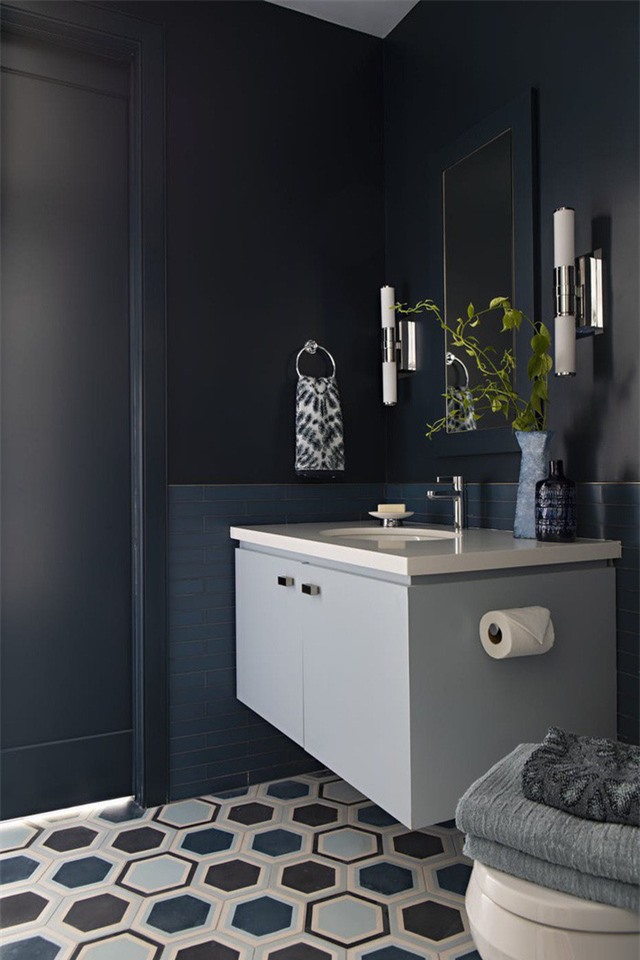  Căn phòng tắm đầy ấn tượng, mạnh mẽ với lựa chọn sử dụng gam xanh lam sẫm.