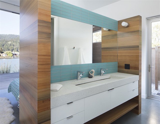  Bạn cũng có thể sử dụng gam màu xanh để tạo điểm nhấn cho gương treo tường ở khu vực bồn rửa tay như cách này.