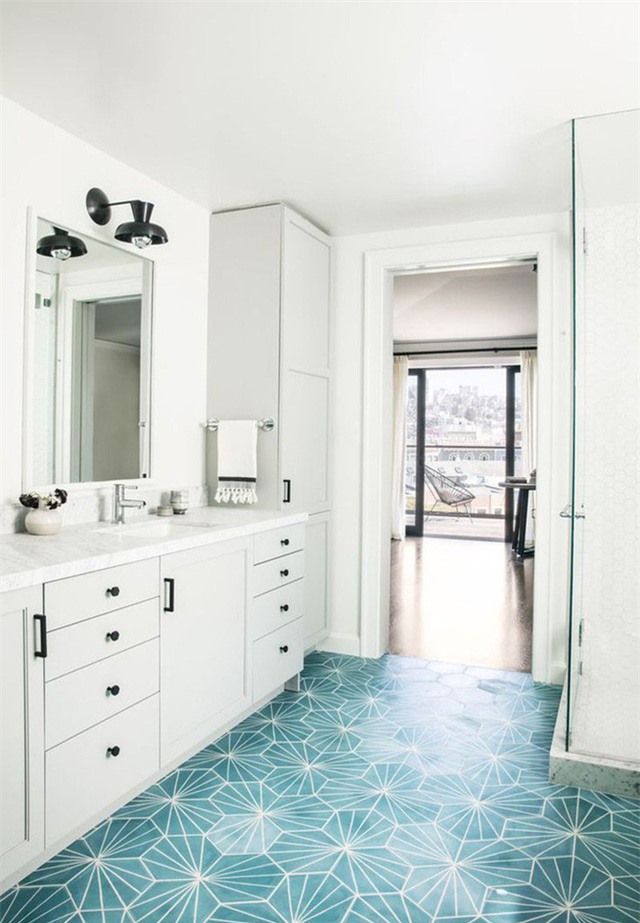  Căn phòng tắm nhìn tưởng chừng đơn điệu nhưng lại vô cùng ấn tượng nhờ sàn nhà họa tiết độc đáo.