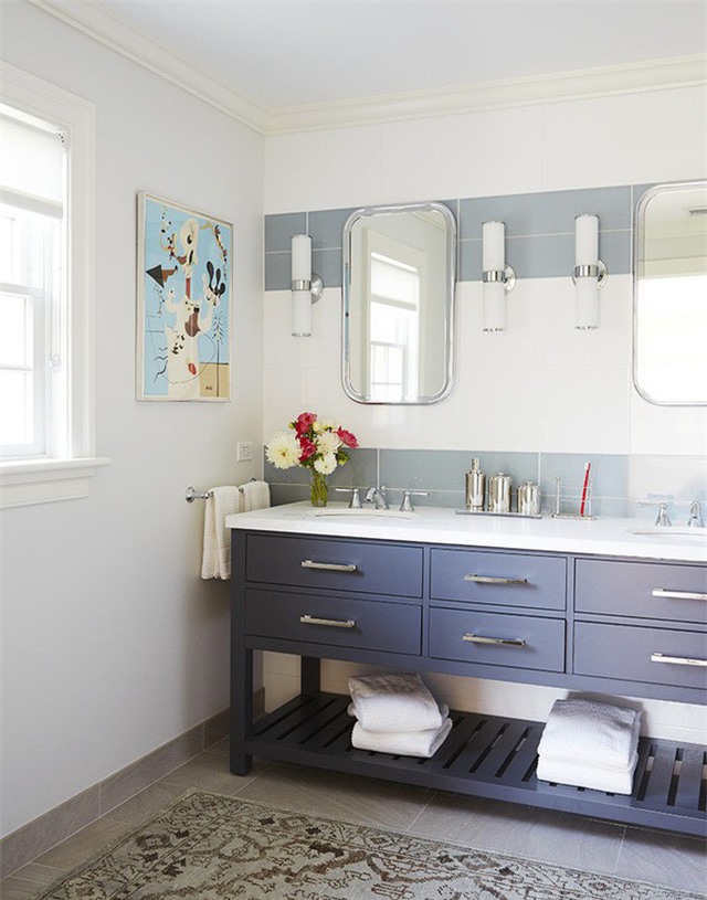  Sắc xanh lam sẫm lại giúp tạo điểm nhấn cá tính, mạnh mẽ cho căn phòng tắm.