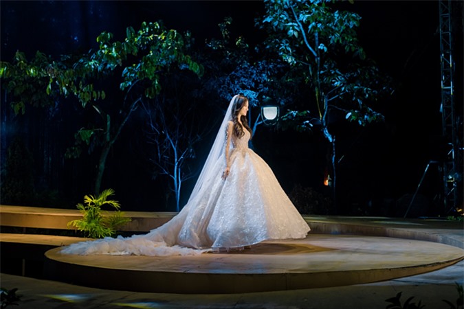  Phần lúp cưới và đuôi váy dài tôn nét thướt tha cho Lương Thùy Linh.
