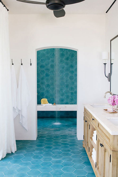  Những căn phòng tắm với gam màu xanh lam dịu mát rất đáng để các gia đình thử lựa chọn một lần.