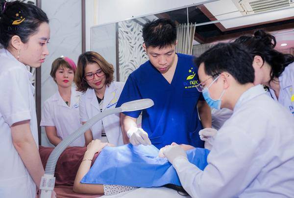 BS Ngọc (áo xanh) đang điều trị mụn cơm cho một bệnh nhân