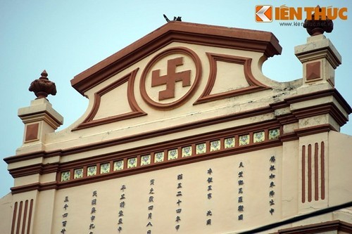  Trên đỉnh mái chùa có tô nổi hình chữ “Vạn”, dưới chữ “Vạn” có 8 hàng chữ Hán chép sơ lược sự tích Đức Phật Thích Ca và thời gian xây cất ngôi chùa.