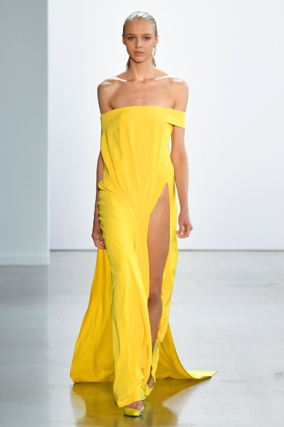  Mẫu váy màu vàng tươi với thiết kế tinh giản hoàn toàn về đường nét nhưng lại tôn dáng người mặc.