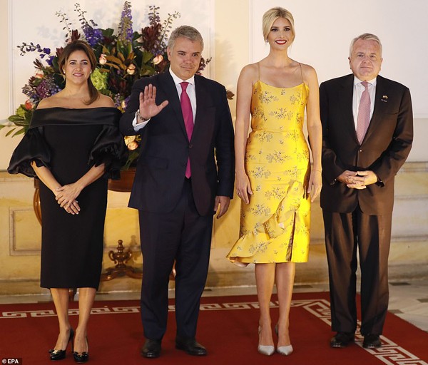  Ivanka Trump lựa chọn bộ đầm tông vàng nổi bật trong bữa tiệc đón tiếp của Tổng thống Colombia.