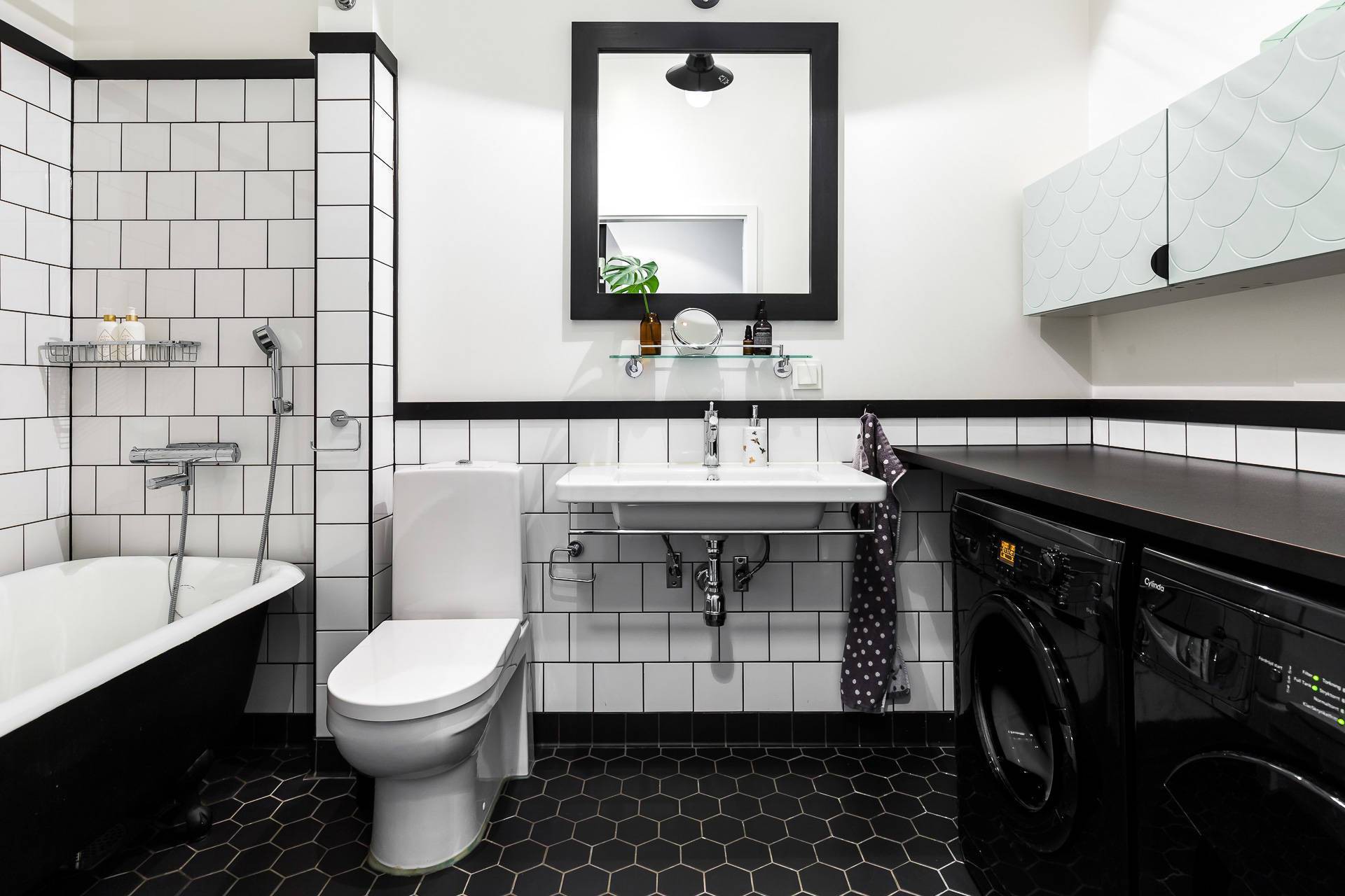 Phòng tắm nổi bật với hai gam màu đen - trắng.