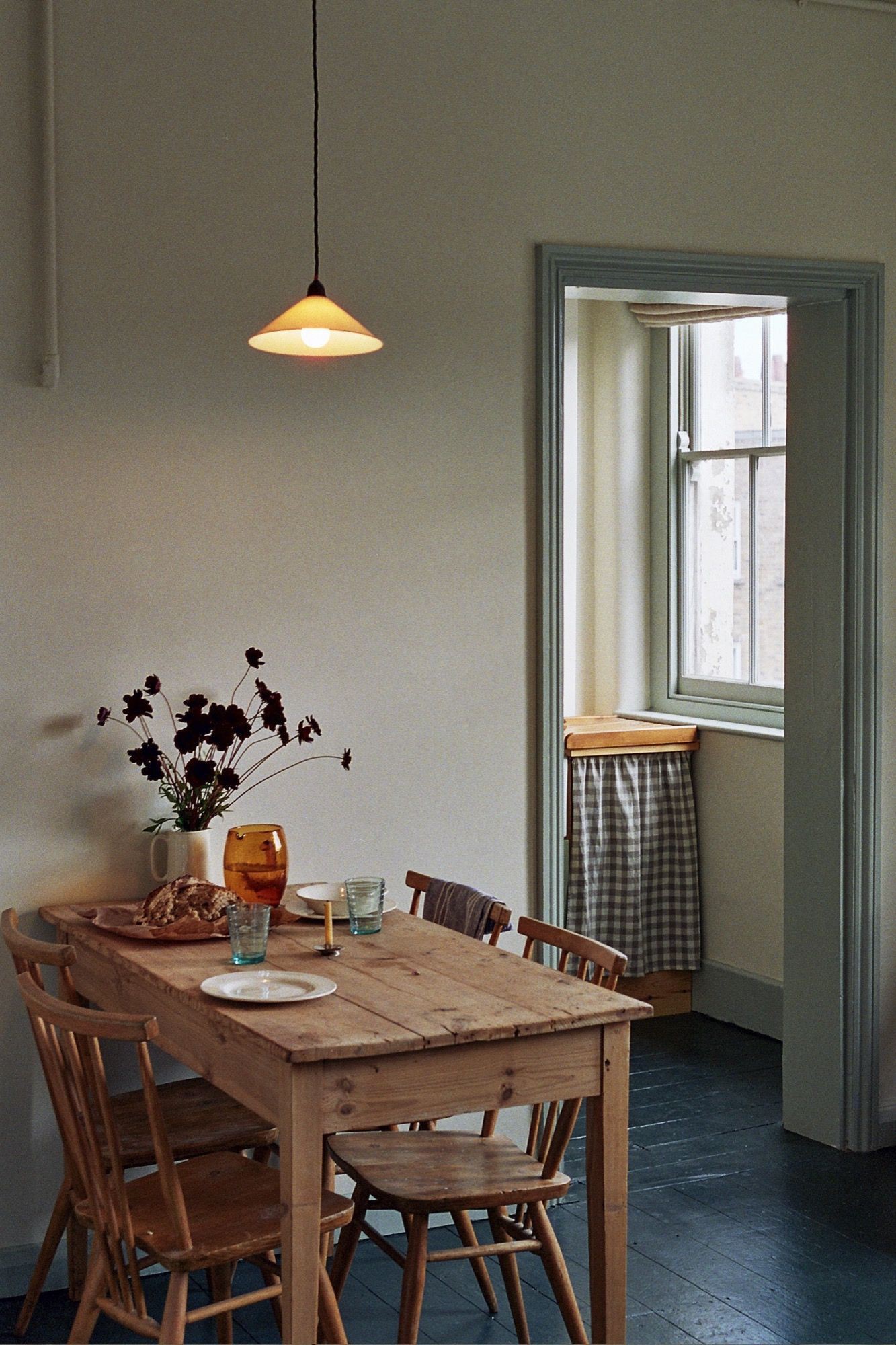  Đặt cạnh ngắn của bàn ăn hình chữ nhật dựa vào tường, điều này phù hợp cho căn hộ không có khu vực ăn uống riêng biệt.