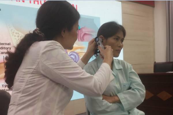  TS-BS Nguyễn Thị Thanh Thúy - Trưởng khoa Nhi tổng hợp kiểm tra lại tình trạng tai phải của bệnh nhân - Ảnh: PV