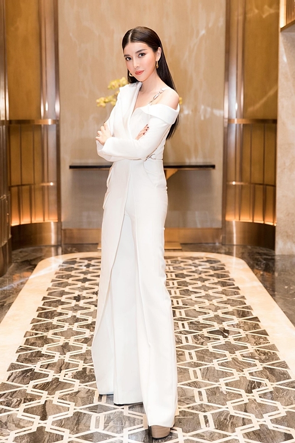  Nam stylist cũng khen ngợi bộ suit trắng cách điệu mà Cao Thái Hà mặc trên thảm đỏ sự kiện này: 