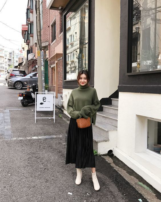  Sử dụng các kiểu bốt hợp mùa thu đông cùng chân váy midi được nhiều tín đồ thời trang Hàn Quốc yêu thích. Phái đẹp phía Bắc cũng có thể áp dụng cách mix đồ này để sành điệu hơn khi đến văn phòng.