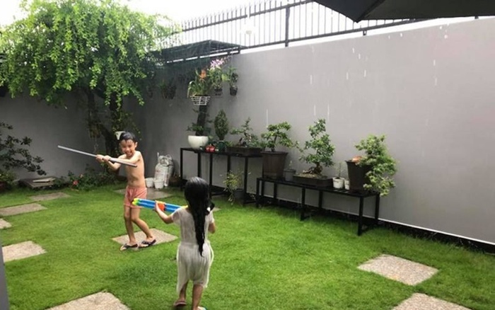 Biệt thự có khoảng sân vườn rộng rãi được vợ chồng MC Ốc Thanh Vân thiết kế bãi cỏ xanh mát với những cây cảnh, đèn hắt sáng bao quanh ngôi nhà tạo nên không gian ngoại thất đẹp ấn tượng.